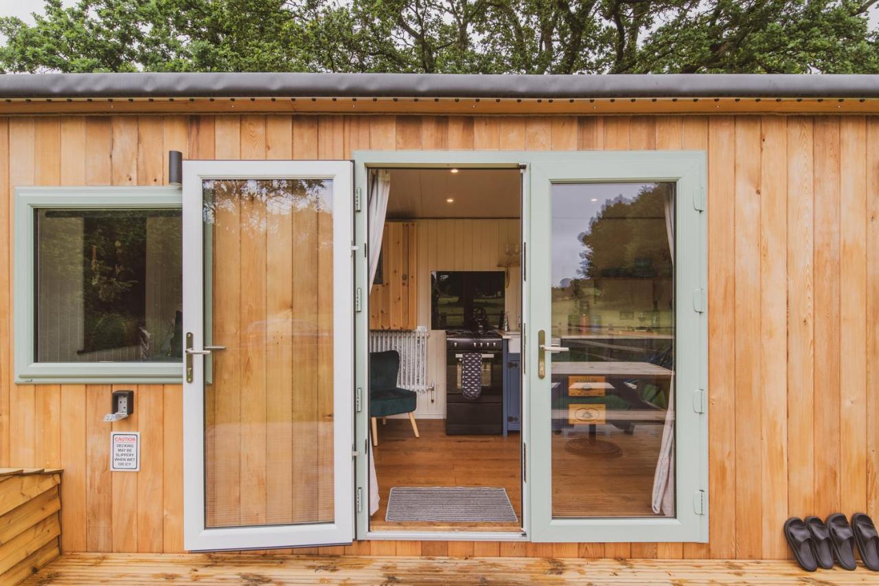 Hidden Wood Glamping And The Hideaway Cabin وارمينستر المظهر الخارجي الصورة