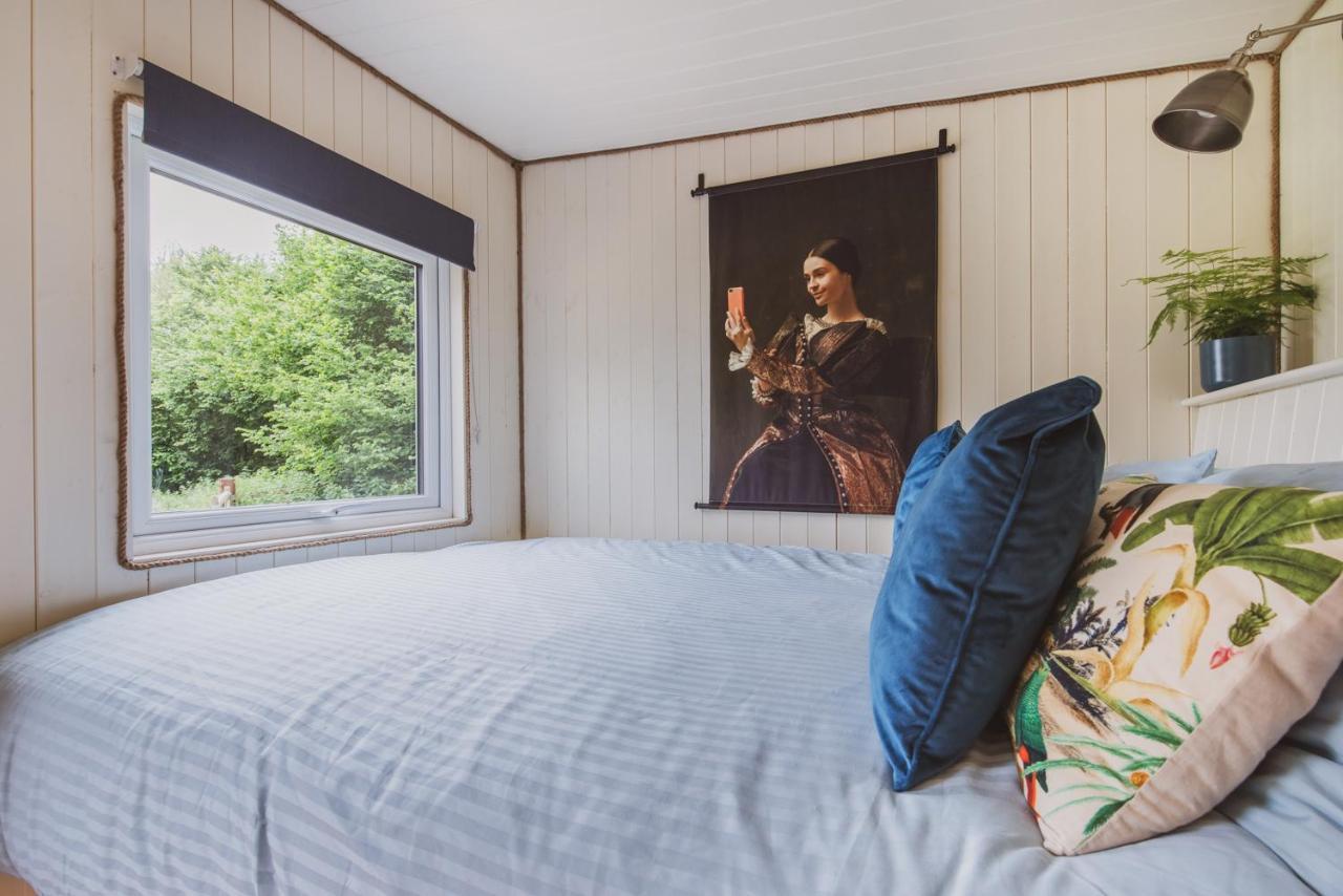 Hidden Wood Glamping And The Hideaway Cabin وارمينستر المظهر الخارجي الصورة