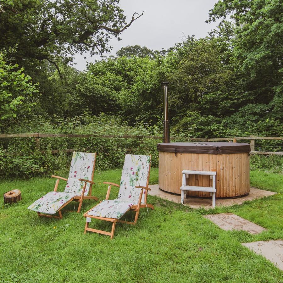 Hidden Wood Glamping And The Hideaway Cabin وارمينستر المظهر الخارجي الصورة