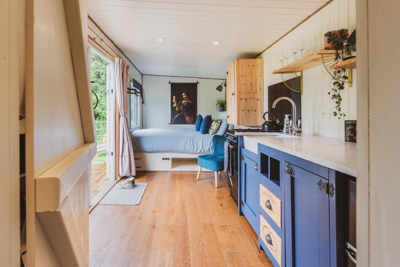 Hidden Wood Glamping And The Hideaway Cabin وارمينستر المظهر الخارجي الصورة