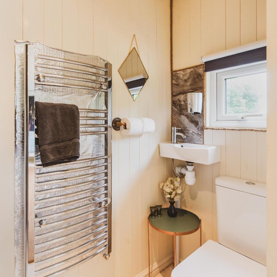 Hidden Wood Glamping And The Hideaway Cabin وارمينستر المظهر الخارجي الصورة